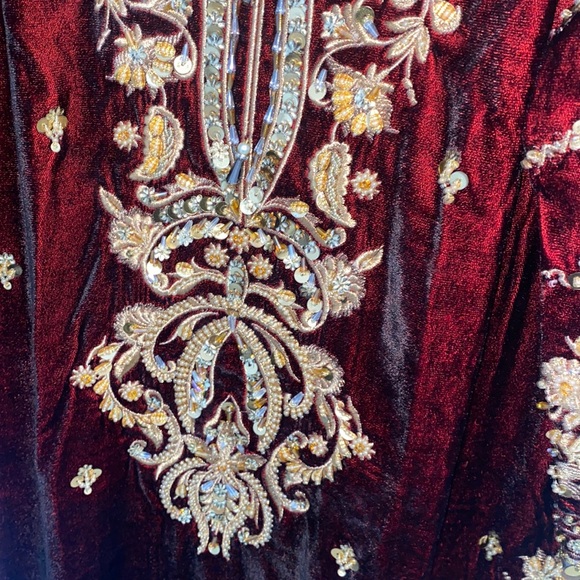 Gorgeous Pakistani 3 Piece Velvet Suit - Picture 4 of 8